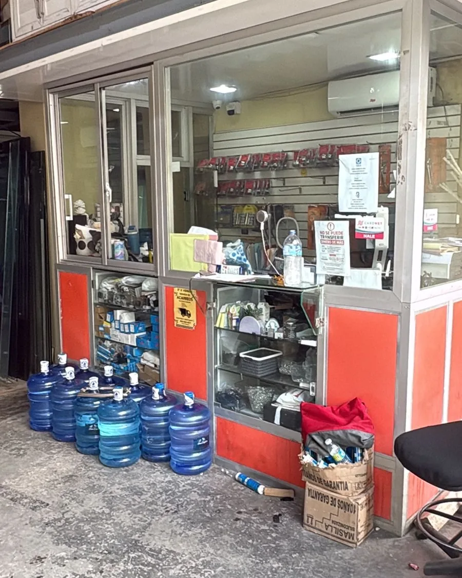 Frente y mostrador de Comercial de León en la calle Hermanos Pinzón, Villa Consuelo