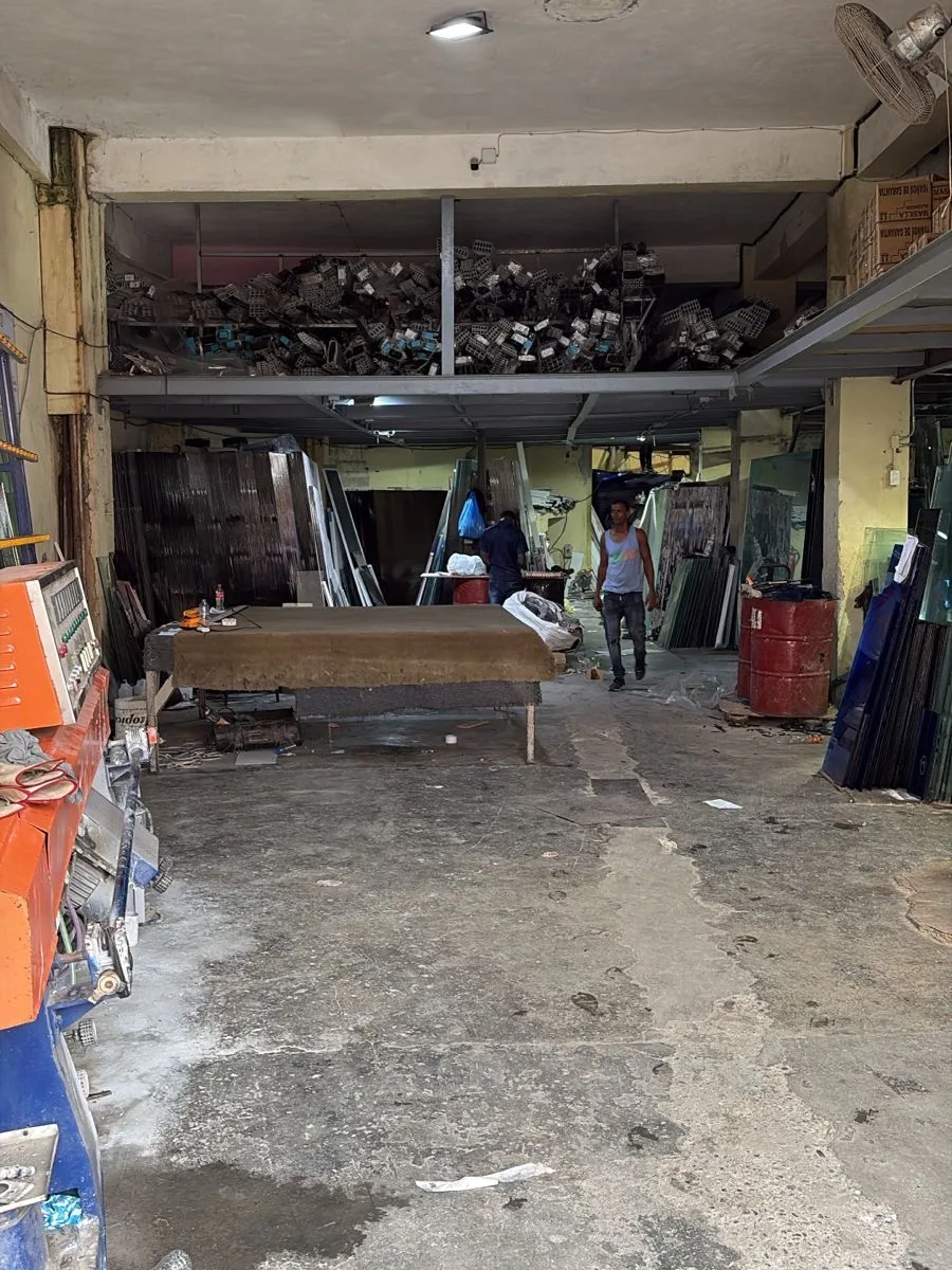 Mesa de trabajo y vidrios en el taller de Comercial de León